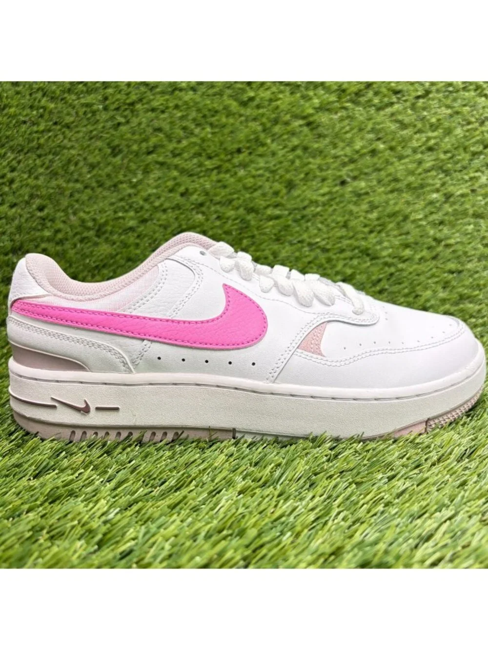 Nike Gamma Force Womens Size 8 White Pink Athletic Leather Shoes Sneakers